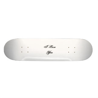 Skateboard Te amo. En una fuente de la escritura. Blanco y