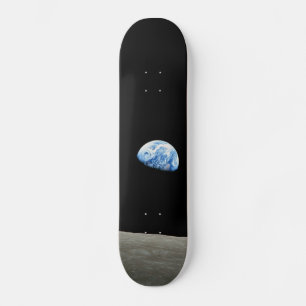 Skateboard tierra del universo del espacio de la luna