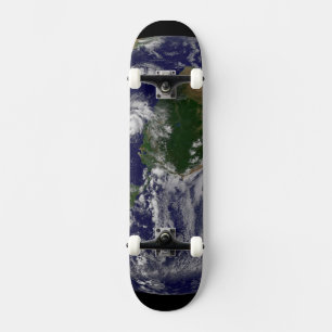 Skateboard Tierra Plena Con Tormentas Tropicales En El Atlánt