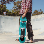 Skateboard Tigre blanco y negro sobre personalidades Verde az<br><div class="desc">Este fresco patinaje de color azul verde azulado tiene un ilustracion de tigre blanco con rayas negras. Este tablero está listo para ser personalizado con un nombre u otro texto con letras blancas en un fondo negro.</div>