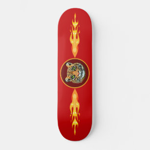 Skateboard Tigre salvaje, llamas sobre rojo