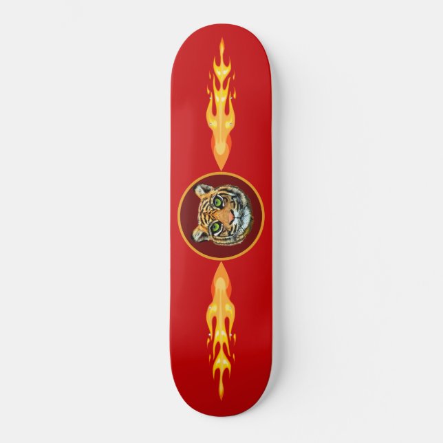 Skateboard Tigre salvaje, llamas sobre rojo (Anverso)