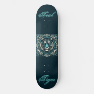 Skateboard Tigre verde azulado en la plaza de desplazamiento