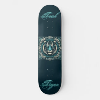 Skateboard Tigre verde azulado en la plaza de desplazamiento 