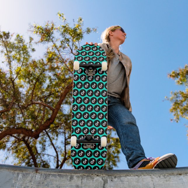 Skateboard TikTok (Exterior 1)