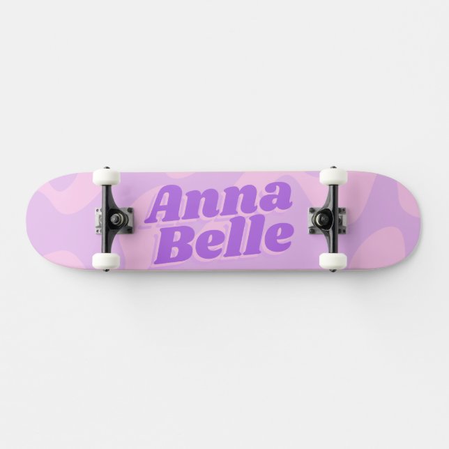 Skateboard Tipografía moderna Retro Pastel Purple Groovy (Horz)