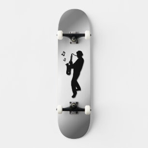 Skateboard Toca el saxofón plateado
