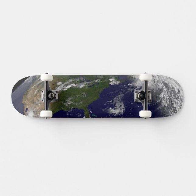 Skateboard Tormentas Tropicales En El Planeta Tierra. (Horz)