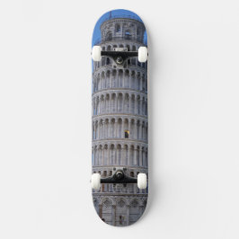 Skateboard Torre inclinada al anochecer