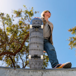 Skateboard Torre inclinada al anochecer