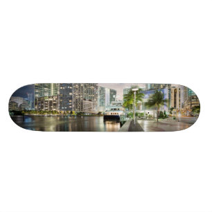 Skateboard Torres iluminadas en la costa del río de Miami