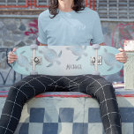 Skateboard Tortugas plateadas estilo playa Monograma Costa<br><div class="desc">Tortugas de mar plateadas sobre un fondo turquesa de estilo playero. Personalizar con un nombre.</div>