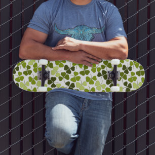 Skateboard Trébol verde en una variedad de tonos
