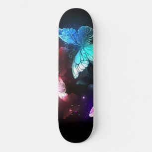 Skateboard Tres mariposas brillantes en el fondo nocturno