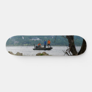 Skateboard Tres Pescadores En La Roca De Mesa