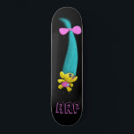 Skateboard *~* Troll AP89 Neon Black Initials Diversión<br><div class="desc">(Código de búsqueda AP89 para elementos Troll y AP88 para elementos de temas medievales) Transferir fácilmente a otros productos Zazzle. Skateboard de fondo NEGRO. Personalizar / Personaliza tus INICIALES / MONOGRAM. El divertido y divertido paseo en el pelo largo. Colores de neón brillantes. Este es un diseño de Tendencias Populares...</div>