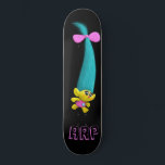 Skateboard *~* Troll AP89 Neon Black Initials Diversión<br><div class="desc">(Código de búsqueda AP89 para elementos Troll y AP88 para elementos de temas medievales) Transferir fácilmente a otros productos Zazzle. Skateboard de fondo NEGRO. Personalizar / Personaliza tus INICIALES / MONOGRAM. El divertido y divertido paseo en el pelo largo. Colores de neón brillantes. Este es un diseño de Tendencias Populares...</div>