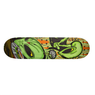 Skateboard UFO del extranjero y el volante del platillo