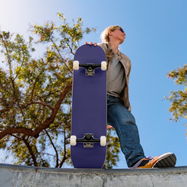 Skateboard un fondo azul con un reloj (Exterior 1)