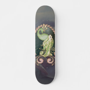 Skateboard Un majestuoso pavo real en oro y verde.
