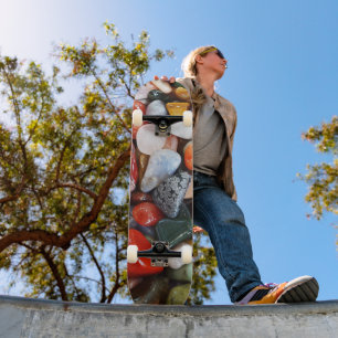 Skateboard un montón de piedras de colores hermosos