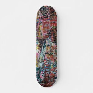 Skateboard un muro lleno de grafitis