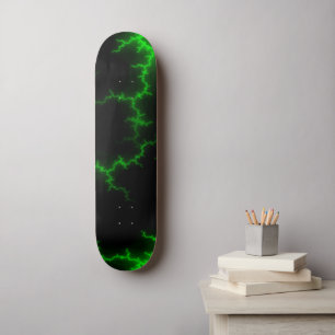 Skateboard Un rayo verde alienígena golpea en negro picante