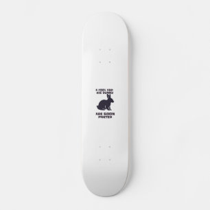 Skateboard Un tonto y su conejito pronto se separan