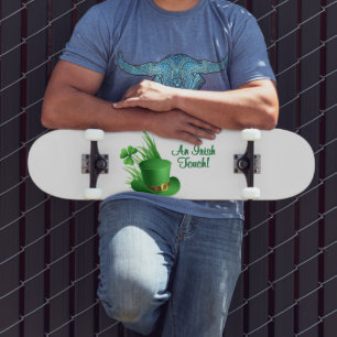 Skateboard Un toque irlandés sombrero de duende de clavo en h