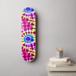 Skateboard Una mirada retro de tinte en rosa, azul, amarillo