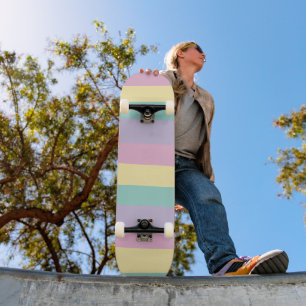 Skateboard Unas rayas rosadas, amarillas, moradas y verdes