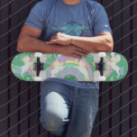 Skateboard Unicornio verde verde personalizado<br><div class="desc">La tabla de patinaje de Unicorn tiene un fondo verde y arcos coloridos y hermosos unicornios listos para su personalización. ✔ NOTA: ¡SÓLO CAMBIA LAS ÁREAS DE PLANTILLA NECESARIAS! 😀 Si es necesario, puede eliminar el texto y empezar a agregar de nuevo el texto y la fuente que desee. 📌...</div>