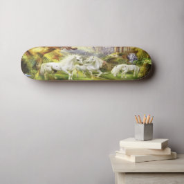 Skateboard Unicornios Blancos de Fantasía en Campo