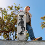 Skateboard Urecght Black Wilse Horse - Tu texto<br><div class="desc">Caballo salvaje negro vertical - Pintura - Personalizable - Elegir / Añadir su texto único - Nombre / Colores / Fuente / Tamaño / Elementos - Imagen / más - Hacer su regalo especial - Redimensionar y mover o eliminar y agregar elementos / texto con herramienta de personalización ! Pintura...</div>
