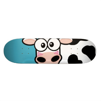 Skateboard Vaca ruborizada con patines azules