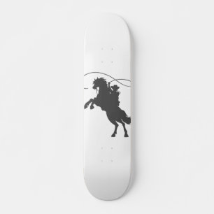 Skateboard vaquero lanzando lazo criando caballo