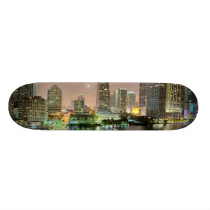 Skateboard Ventajas del puente a través del canal a Miami