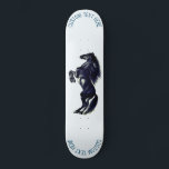 Skateboard vertical de caballos salvajes con texto<br><div class="desc">Skateboard con Upright Black Wild Horse - Black and White Drawing Animal Art Mustang Horses by MIGNED - Add Your Unique Text / Name - Elija su texto favorito y colores de fondo - Redimensionar y mover o eliminar elementos con la herramienta de personalización. Por favor, vea mis otros proyectos...</div>