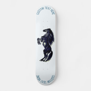 Skateboard vertical de caballos salvajes con texto