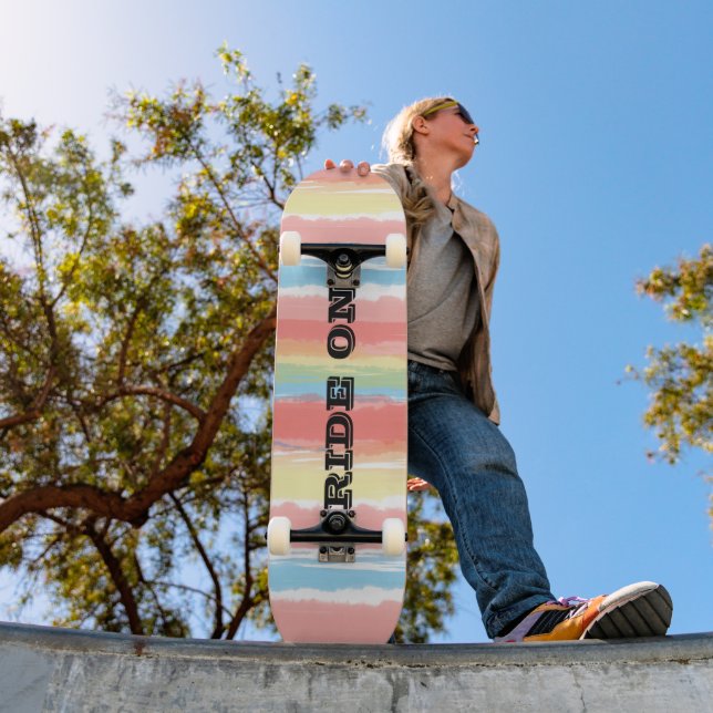 Skateboard Viaje Sobre Rayas De Agua Azul Rosa Amarillo (Exterior 1)