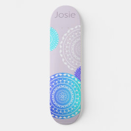 Skateboard Vibrante Aqua Blue Random Mandala en el nombre de 