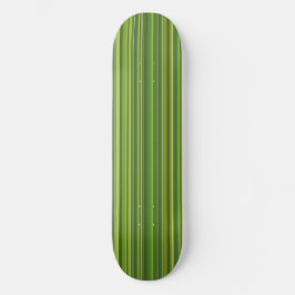Skateboard Viele bunte Streifen im grünen Muster