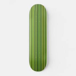 Skateboard Viele bunte Streifen im grünen Muster