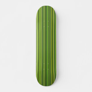 Skateboard Viele bunte Streifen im grünen Muster
