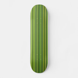 Skateboard Viele bunte Streifen im grünen Muster