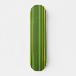 Skateboard Viele bunte Streifen im grünen Muster