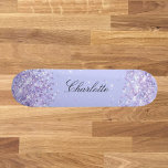 Skateboard Violet lavender purpurina polvo nombre elegante<br><div class="desc">Fondo violeta de color lavanda. Personaliza y agrega tu nombre. Decorada con polvo falso purpurina. El nombre está escrito con una escritura de estilo con letras a mano moderna.</div>