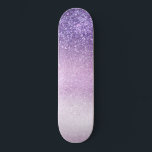 Skateboard Violet Lilac Pastel Purpurina triple púrpura Ombre<br><div class="desc">Este diseño de moda y niñera es perfecto para la niña. Representa un gradiente oscuro gris purpurina fino y brillante, de color violeta violeta, púrpura lila y violeta pastel. Es bonito, moderna, moderna y única. ***NOTA DE DISEÑO IMPORTANTE: Para cualquier solicitud de diseño personalizado, como solicitudes de productos coincidentes, cambios...</div>