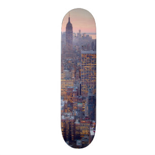 Skateboard Vista amplia de Manhattan en la puesta del sol