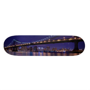 Skateboard Vista del puente de Manhattan en la noche